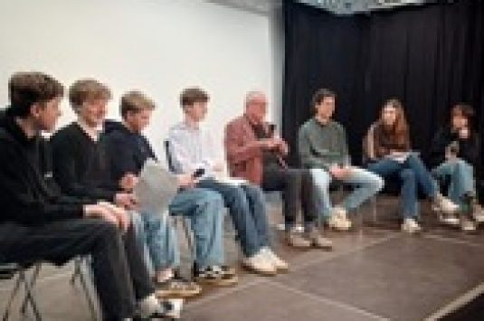 Ruprecht Polenz spricht mit dem Jahrgang 9  über Demokratie