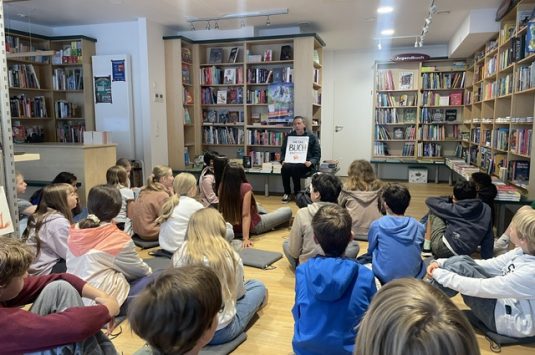 Welttag des Buches: Jahrgang 5 in der Buchhandlung „Schatzinsel“