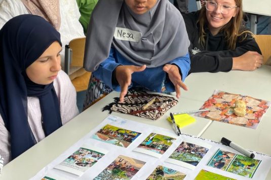 Die Klasse 7d diskutiert mit den Teilnehmenden des DEEP-Projekts
