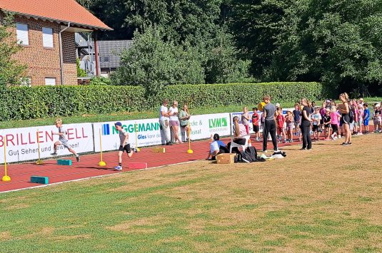 Sporthelfer im Einsatz auf Sportfest der Thomas-Morus-Schule